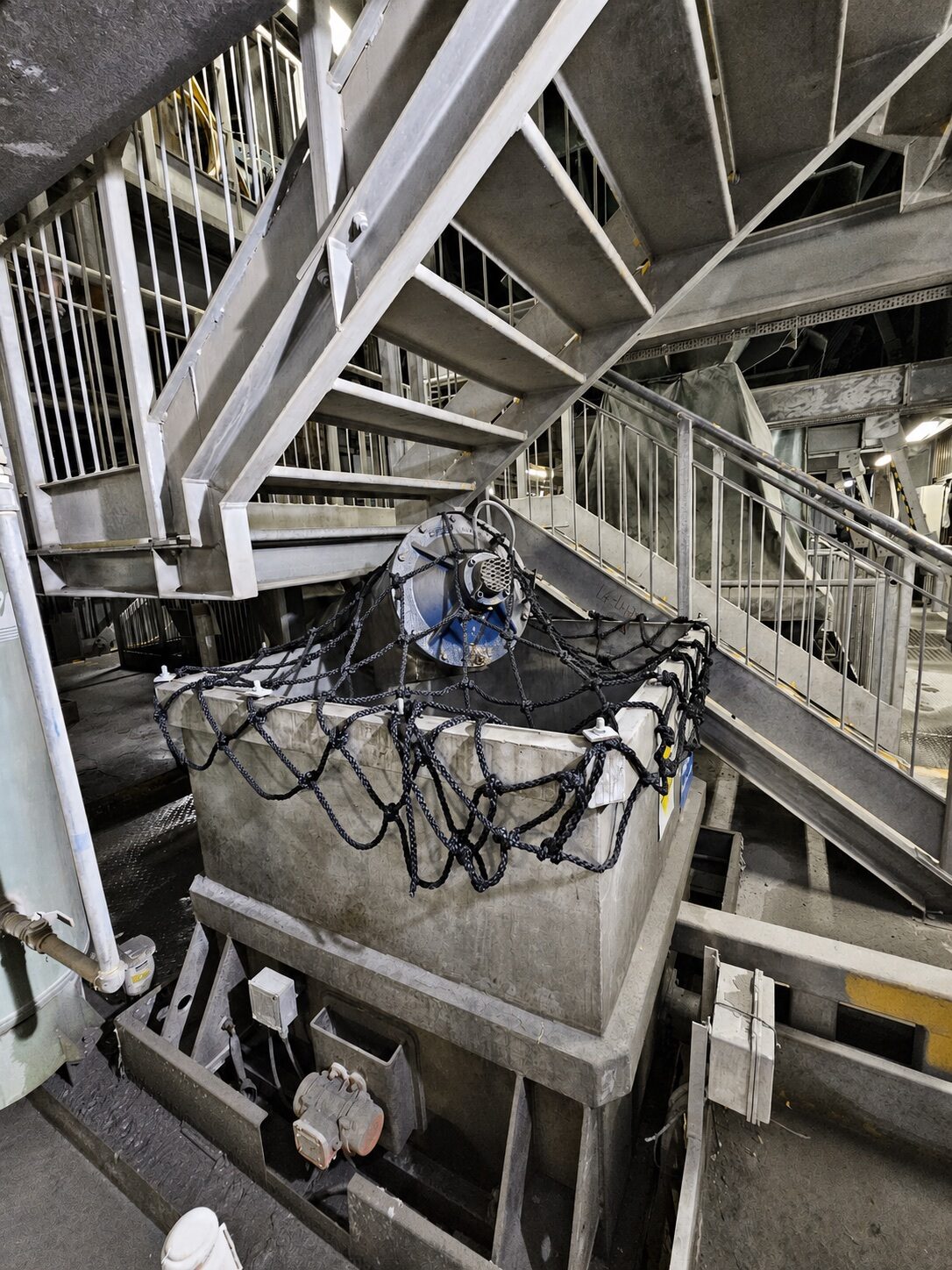 Ice-distribution hopper with motorized discharge equipment and access platforms