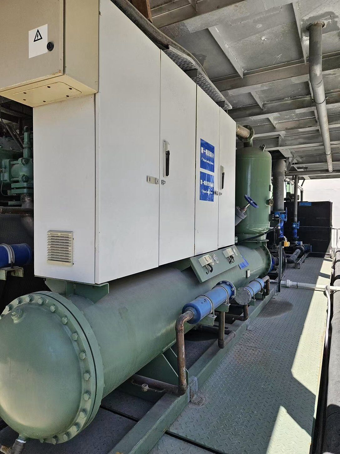 Pressure vessel and electrical control cabinets in the chilled-water equipment package