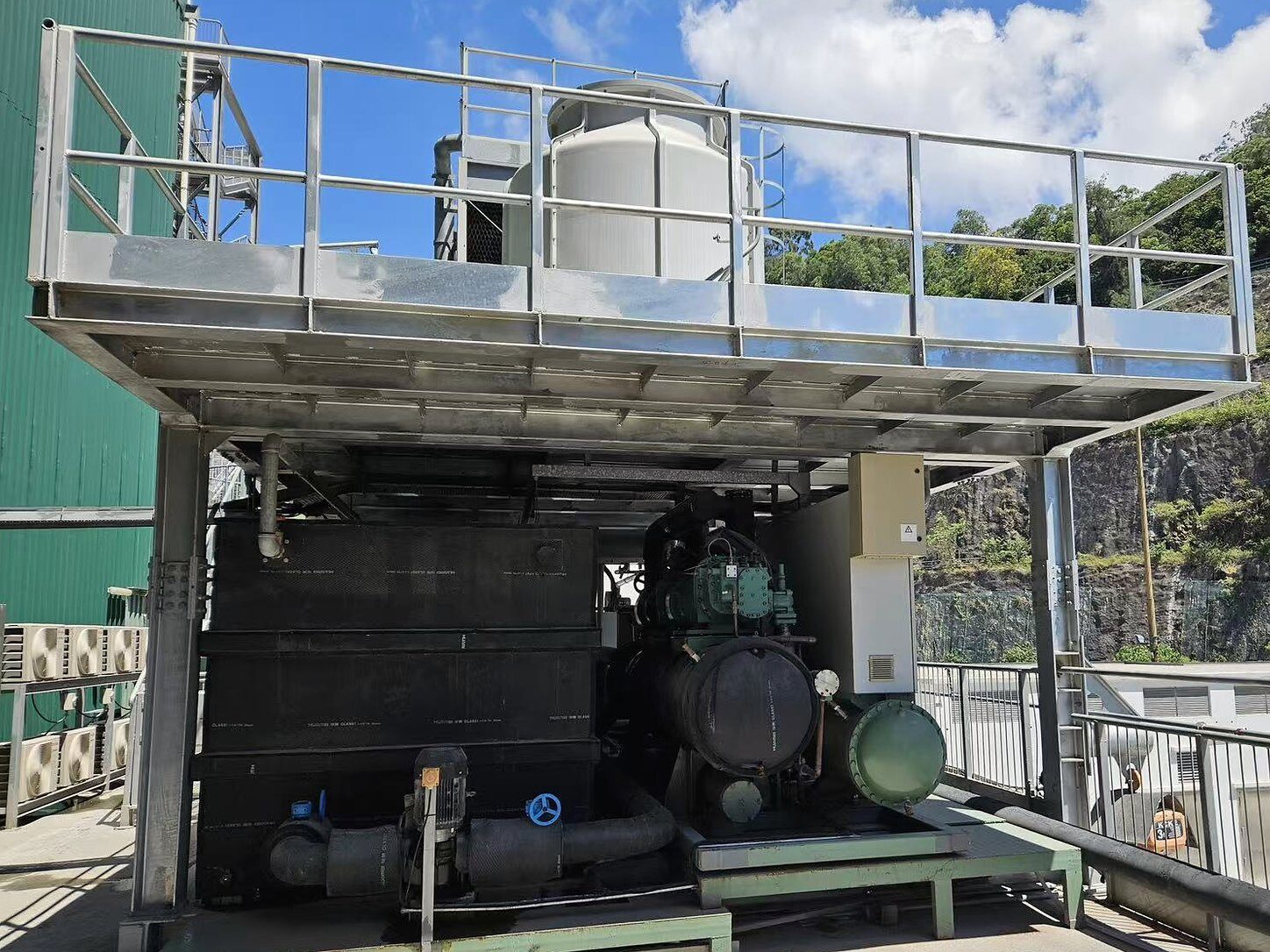 Integrated refrigeration equipment beneath a raised cooling and service platform
