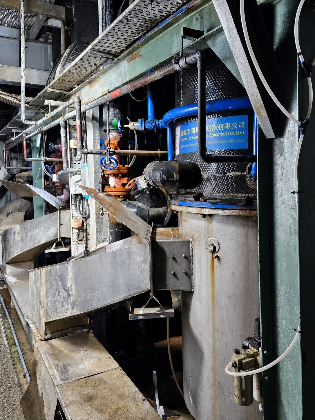 Close-up of a Jinduo-branded ice-making process unit and connected pipework in Hong Kong