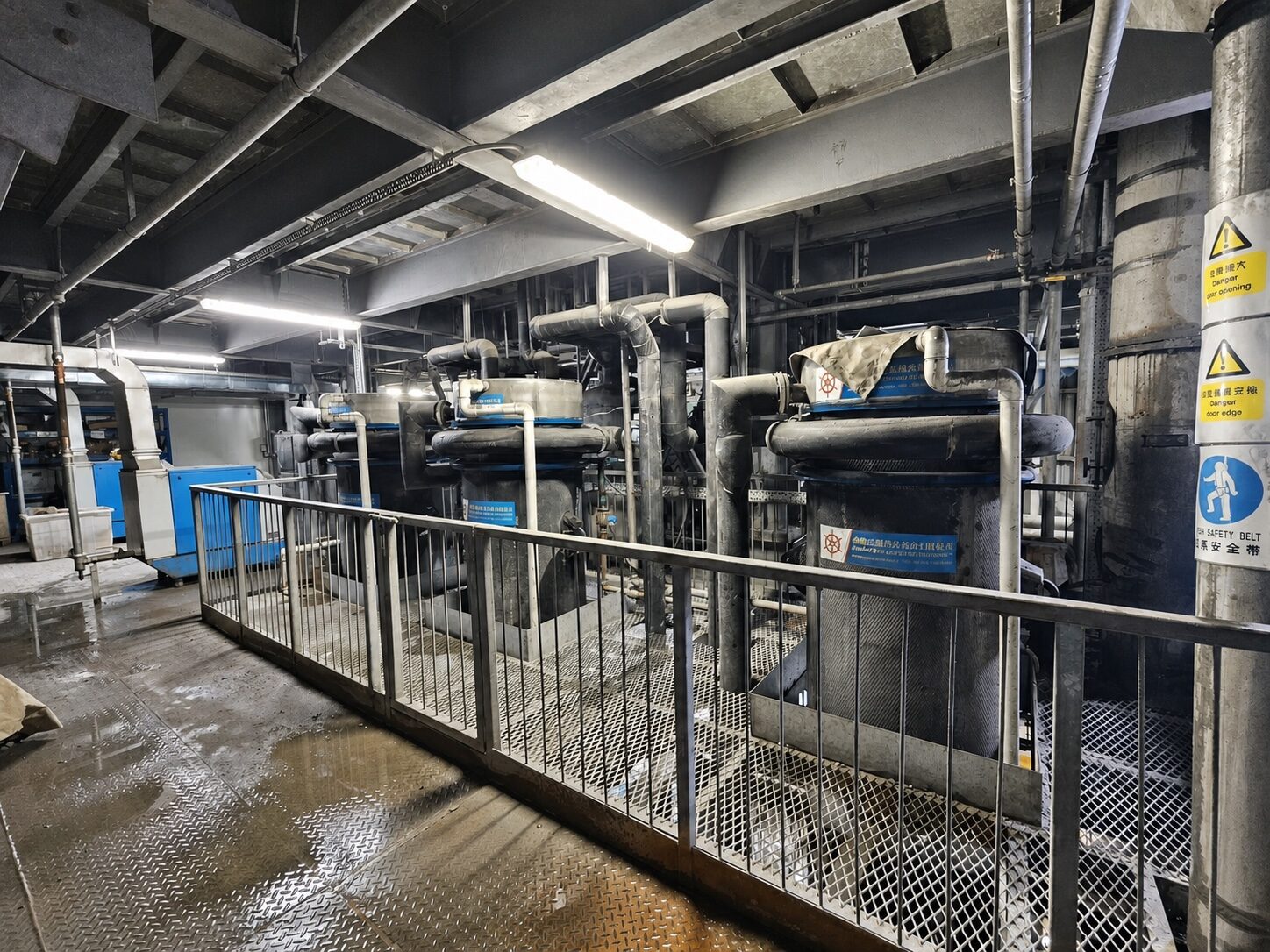 Multiple Jinduo-branded ice-production units installed along a service platform in Hong Kong