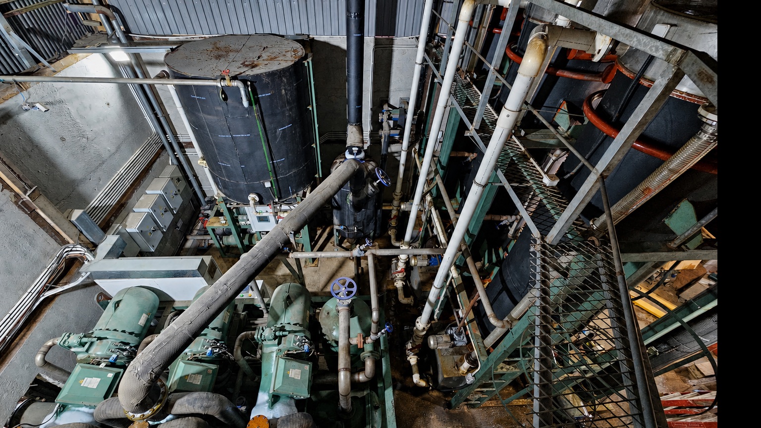 Refrigeration packages and pipework at Jinduo’s commercial tube ice project in Sheung Shui